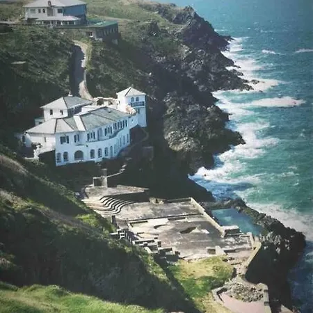 Retro Surf Pad Newquay - Moments Off Fistral